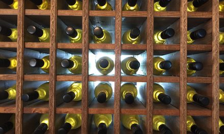 Police za vino – praktičan i atraktivan ukras Vašeg doma