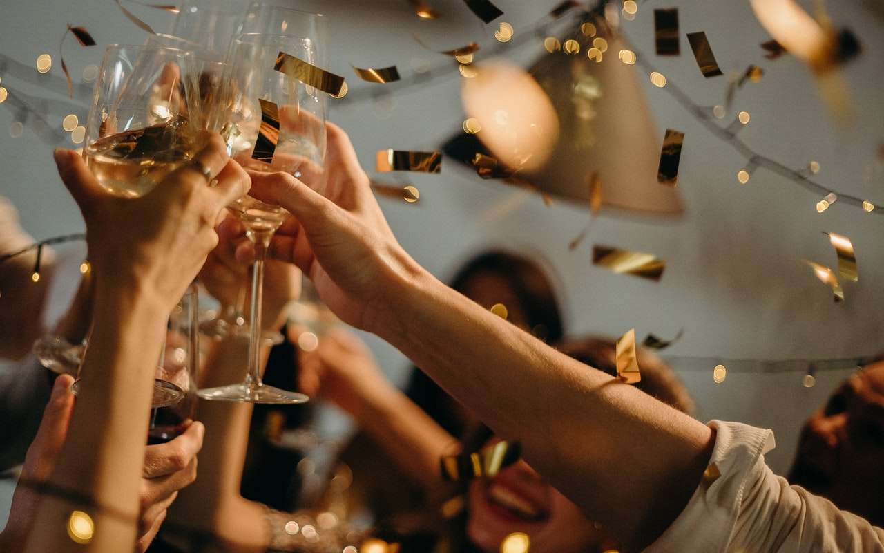 case alkohol proslava nova godina novogodisnje lampice