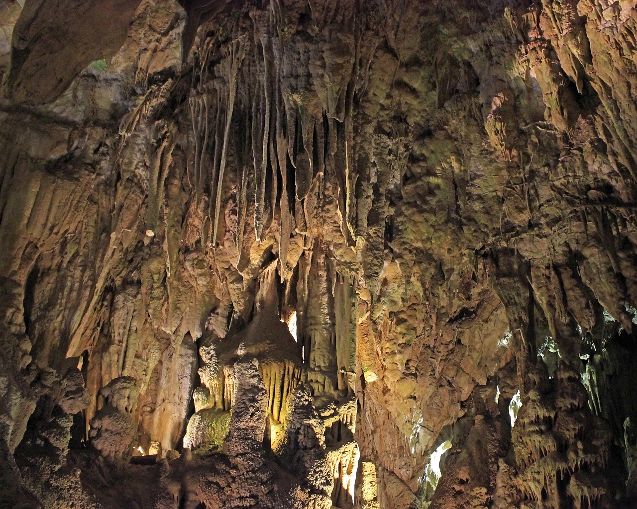 cave 2114897 1280