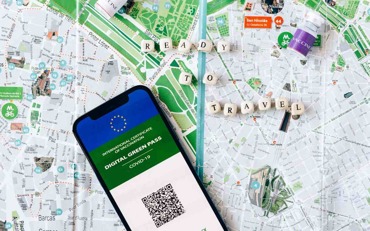 Telefon na kojem je otvoren digitalni zeleni karton, a ispod kojeg se nalazi mapa.<br />
