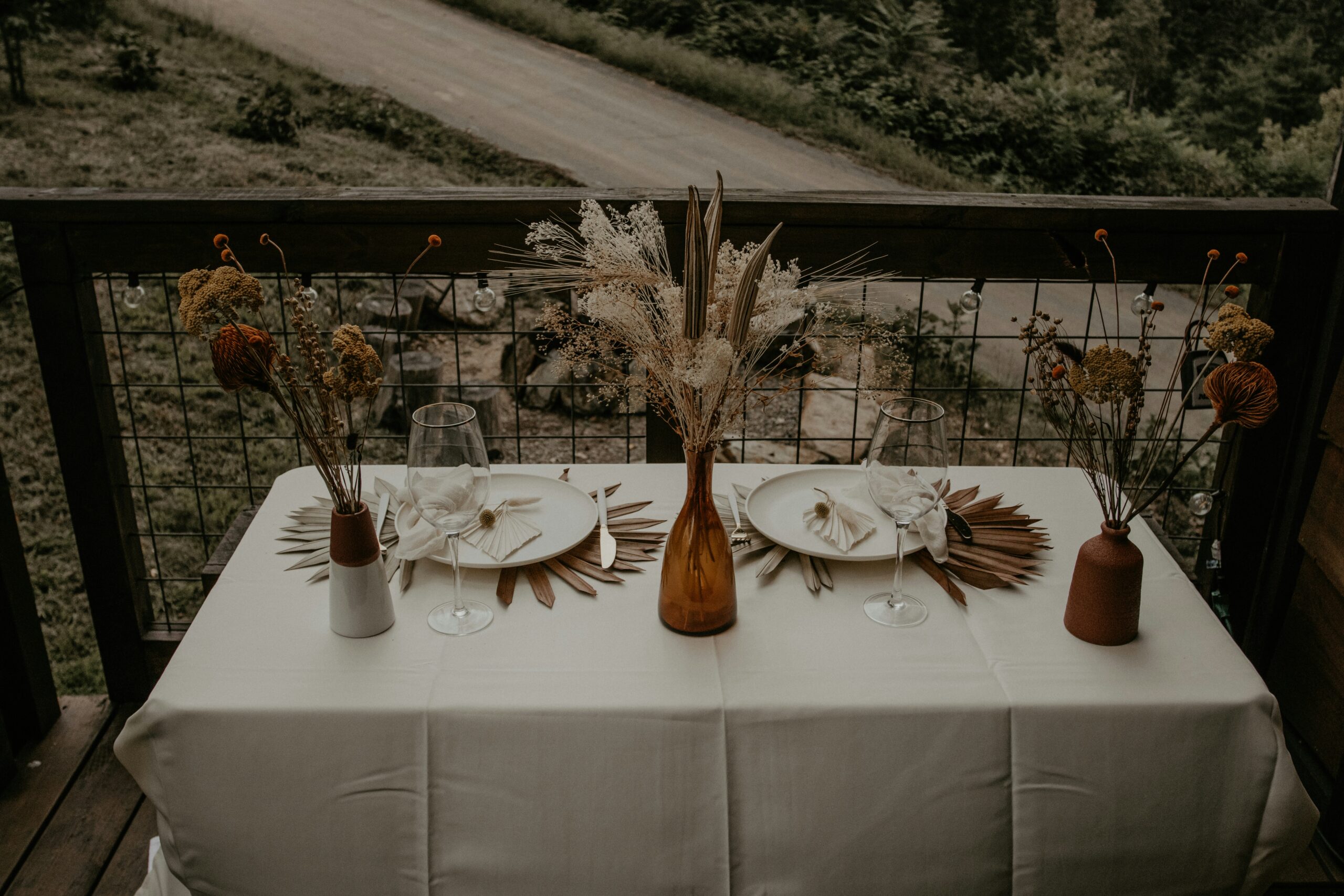 Žuti sto sa postavljenim tanjirima i karticama, osvetljen prirodnim svetlom<br />
